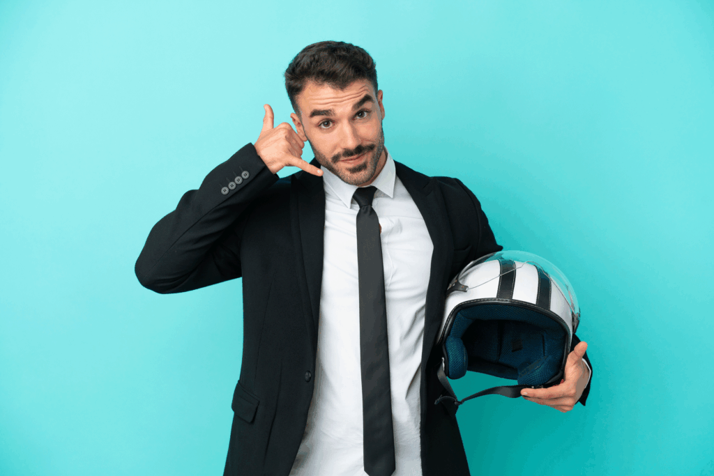 Imagen de atención a domicilio: hombre con casco de motocicleta